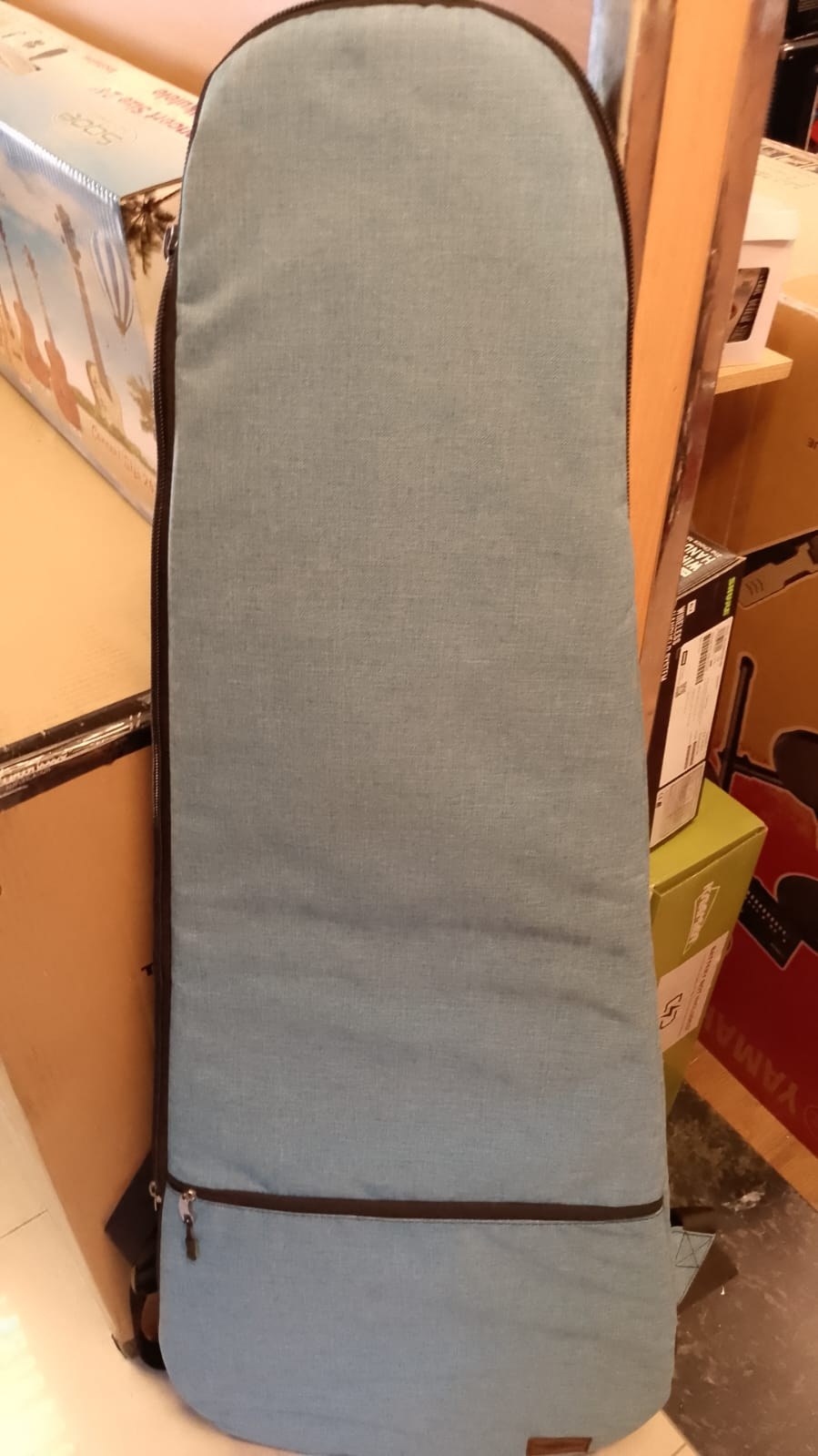 The gig bags (Bass guitar case semi hard)
