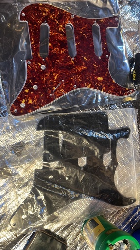 [316495258734] Strat Pickguard SSS - Red